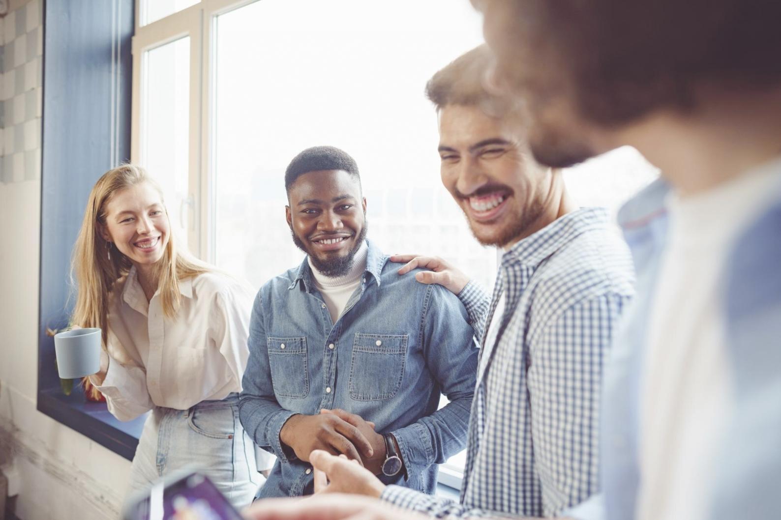 Modernes Büro und Teamarbeit bei gloveltagroup